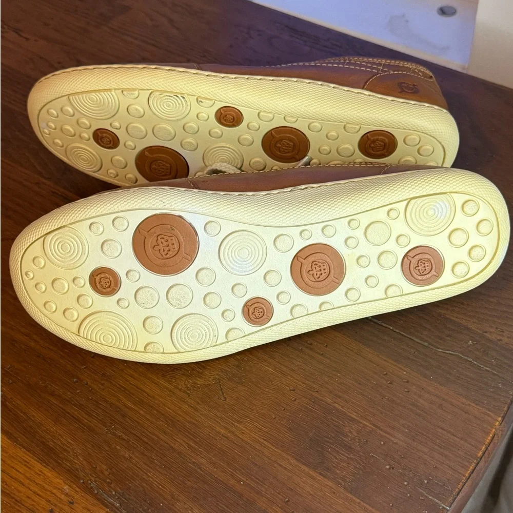 Børn  tan leather lace-up sneakers size 7 1/2